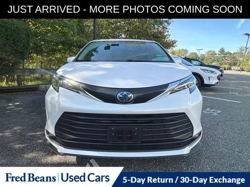 Used 2025 Toyota Sienna XLE FWD image 2