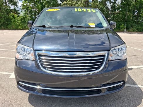 Used 2014 Chrysler Town & Country Touring FWD image 29