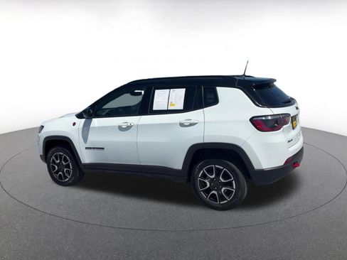 Used 2025 Jeep Compass Trailhawk AWD/4WD image 10