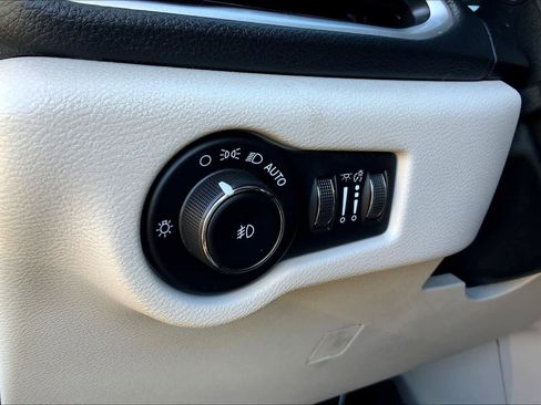 Used 2021 Chrysler Pacifica Touring image 31