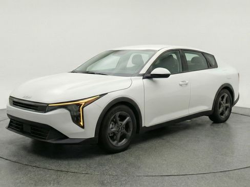 Used 2025 Kia K4 LXS image 3