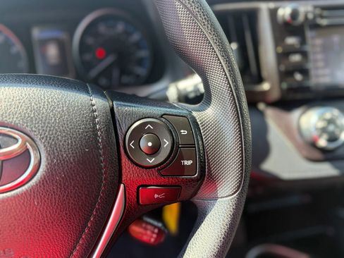 Used 2018 Toyota RAV4 LE image 19