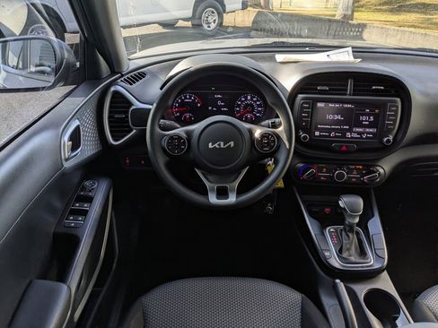 Used 2022 Kia Soul LX image 9