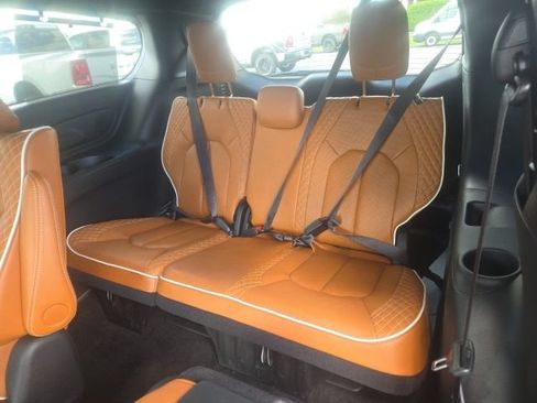 Used 2025 Chrysler Pacifica Pinnacle FWD image 21