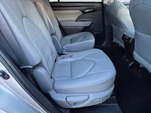 Used 2023 Toyota Highlander XLE FWD image 19