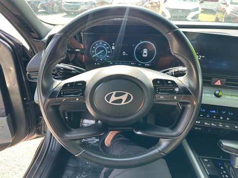Used 2025 Hyundai Elantra Limited FWD image 17