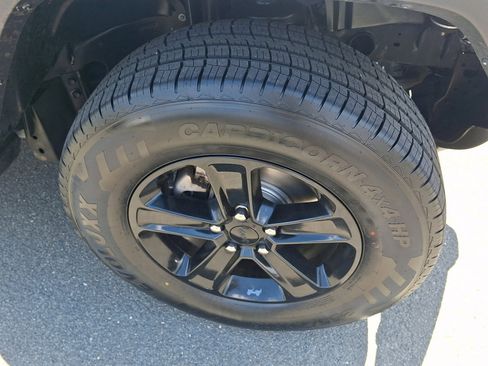 Used 2022 Jeep Wrangler Unlimited Sahara AWD/4WD image 13