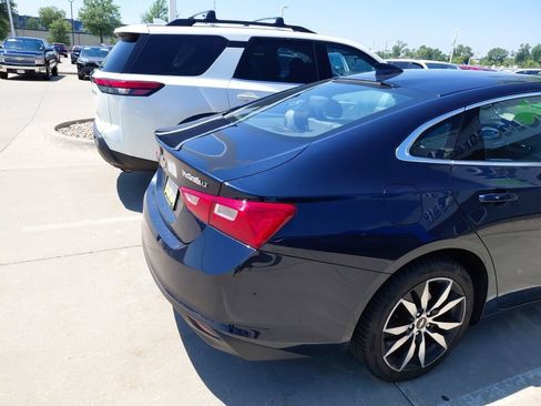 Used 2018 Chevrolet Malibu LT w/ Leather Package FWD image 4