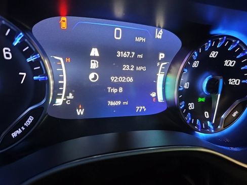 Used 2023 Chrysler Pacifica Touring-L FWD image 2
