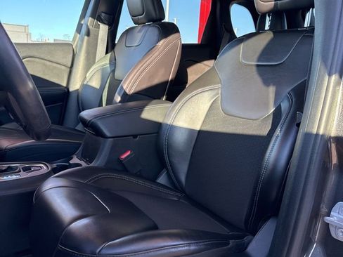 Used 2019 Jeep Cherokee Latitude Plus w/ Cold Weather Group image 11