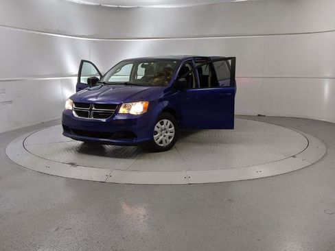 Used 2018 Dodge Grand Caravan SE w/ UConnect Hands-Free Group image 13