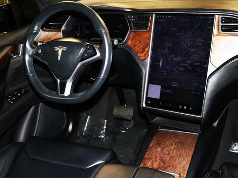 Used 2020 Tesla Model X image 29