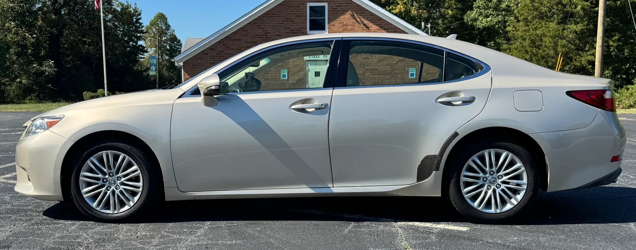 Used 2014 Lexus ES 350 w/ Luxury Package FWD image 4