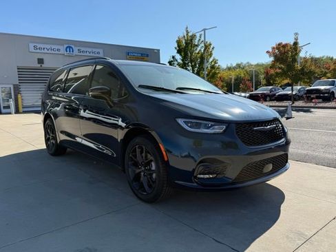 New 2025 Chrysler Pacifica Limited image 3
