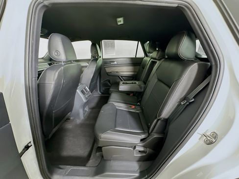 Used 2022 Volkswagen Atlas Cross Sport SE FWD image 26