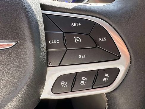 Used 2024 Chrysler Pacifica Limited FWD image 12