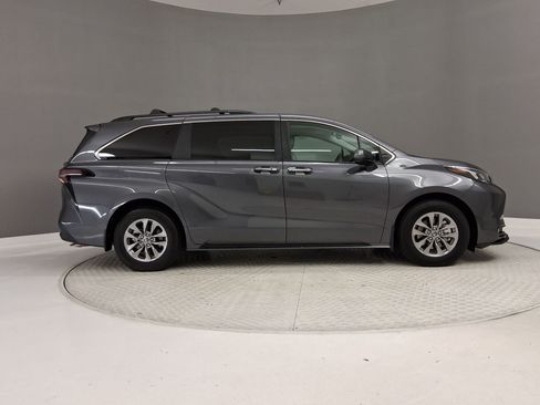 Used 2025 Toyota Sienna XLE w/ XLE Plus Package FWD image 28