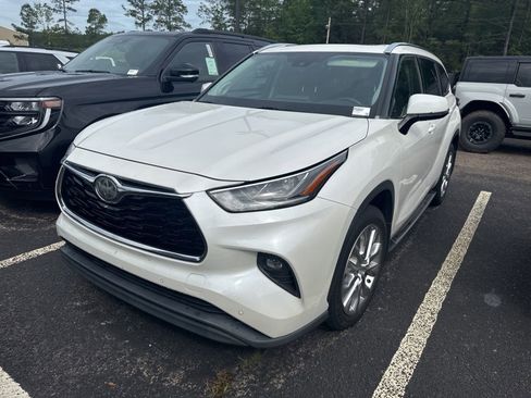 Used 2020 Toyota Highlander Limited FWD image 3