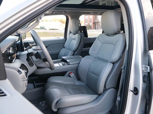 Used 2019 Lincoln Navigator Select w/ Technology Package image 17