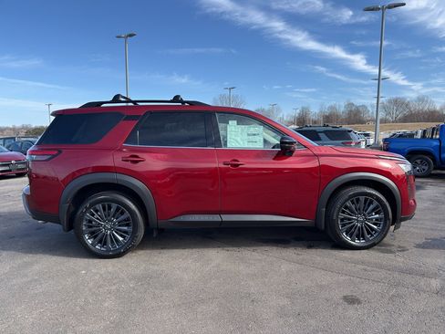 New 2026 Nissan Pathfinder SL image 4