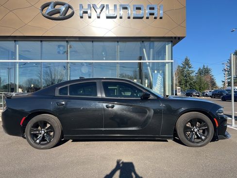 Used 2017 Dodge Charger SXT image 2