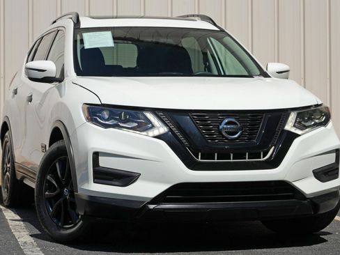 Used 2017 Nissan Rogue SV FWD image 2