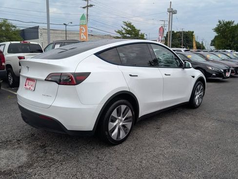 Used 2024 Tesla Model Y Long Range AWD/4WD image 3