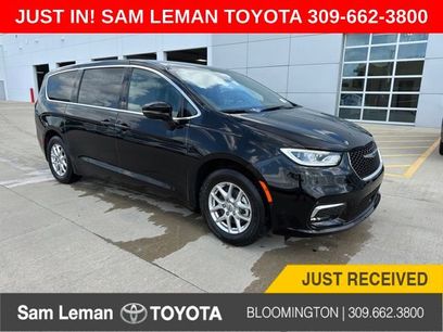 Used 2025 Chrysler Pacifica Select