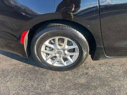 Used 2024 Chrysler Pacifica Touring-L image 11