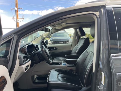 Used 2023 Chrysler Pacifica Limited FWD image 8