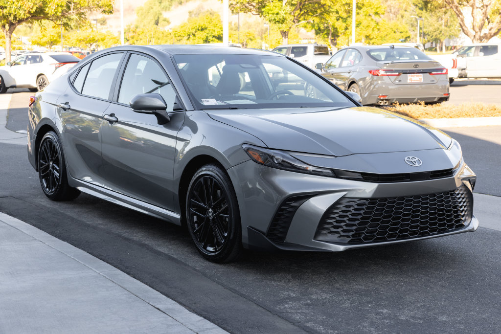 Certified 2025 Toyota Camry SE FWD image 3