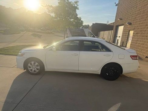 Used 2010 Toyota Camry LE FWD image 9