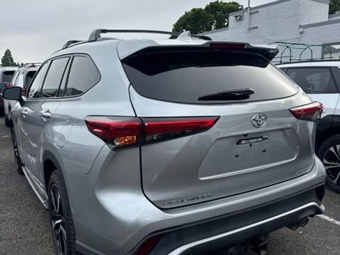 Used 2021 Toyota Highlander XSE AWD/4WD image 3