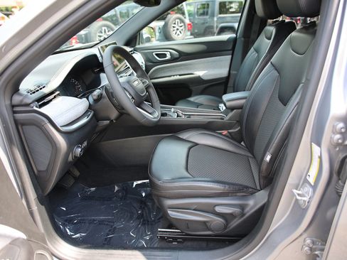 Used 2023 Jeep Compass Latitude AWD/4WD image 17