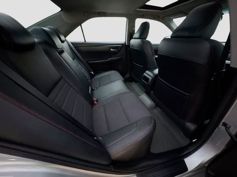 Used 2016 Toyota Camry SE w/ Moonroof Package FWD image 30