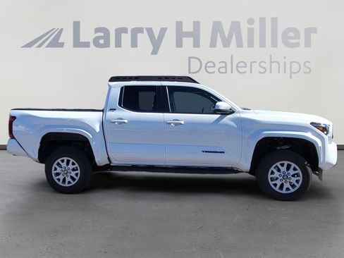 Certified 2025 Toyota Tacoma SR5 image 11