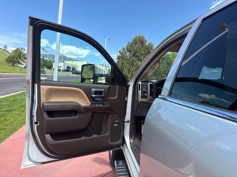 Used 2019 GMC Sierra 2500 Denali w/ Duramax Plus Package AWD/4WD image 9