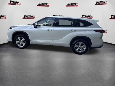 Used 2022 Toyota Highlander LE AWD/4WD image 8