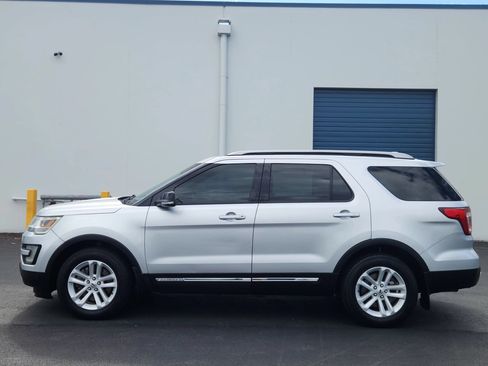 Used 2016 Ford Explorer XLT w/ Equipment Group 202A FWD image 2