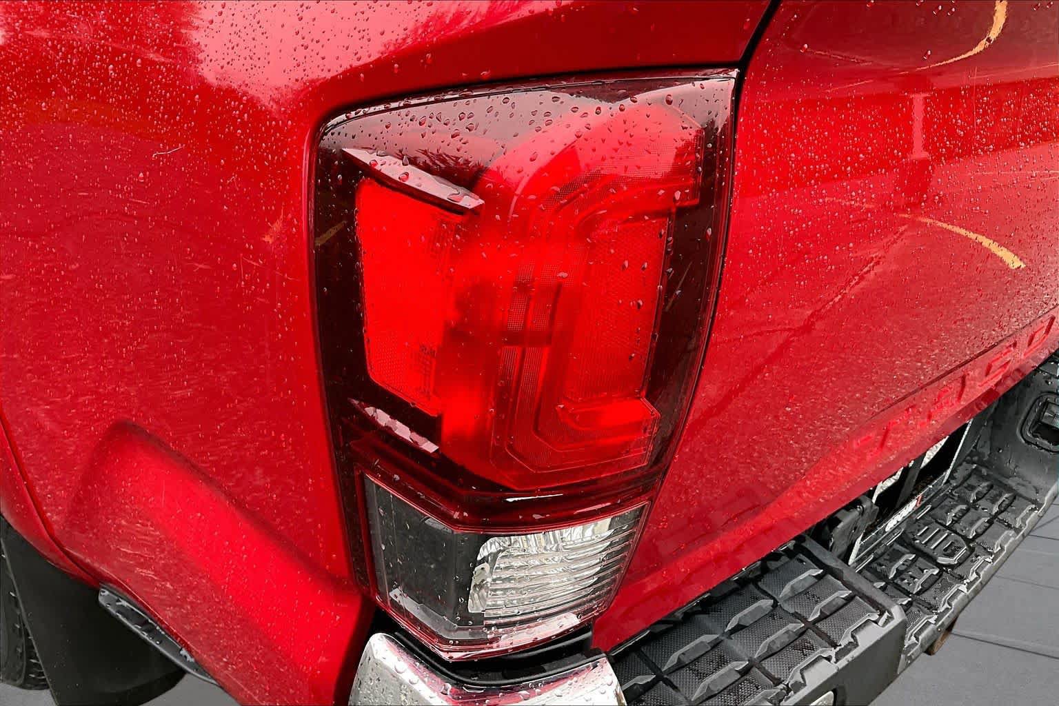 Used 2018 Toyota Tacoma SR5 AWD/4WD image 28