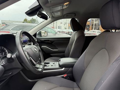 Used 2023 Toyota Highlander LE image 23