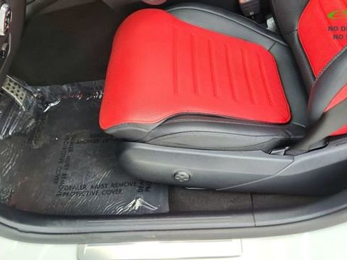 Used 2025 Mercedes-Benz GLC 300 4MATIC image 33