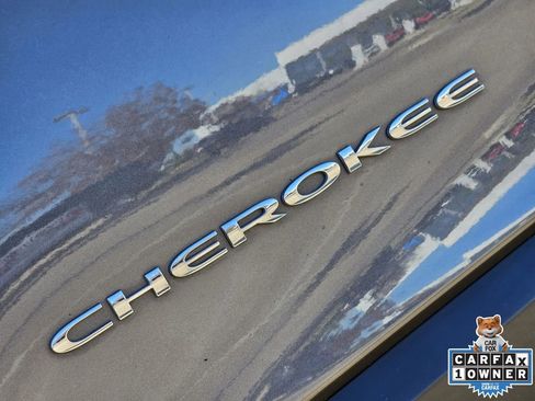 Used 2022 Jeep Cherokee Limited image 14