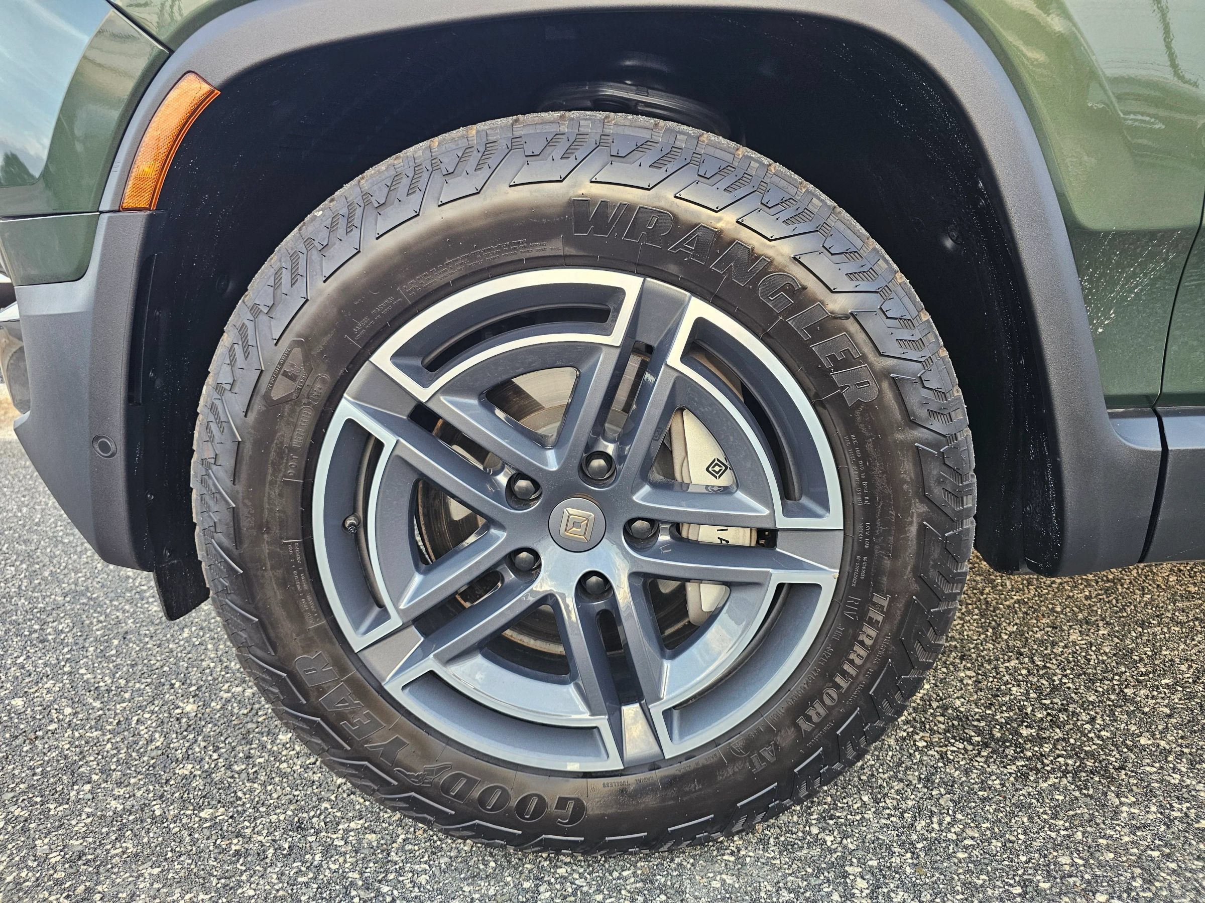 Used 2025 Rivian R1S Adventure Dual AWD/4WD image 37