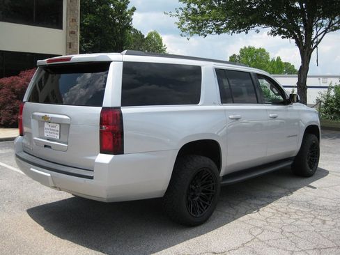 Used 2018 Chevrolet Suburban LT RWD image 7