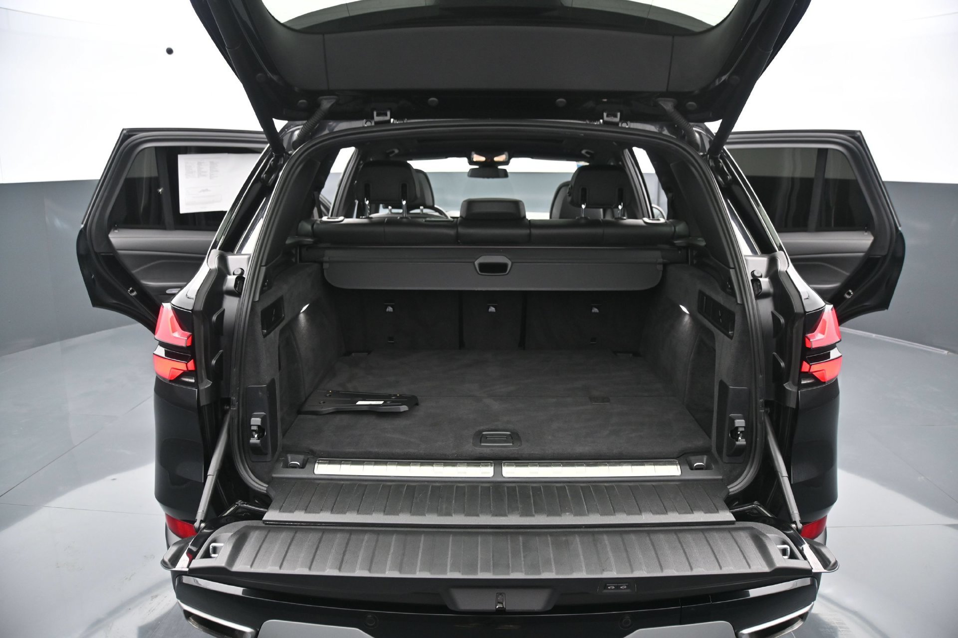 Used 2025 BMW X5 xDrive50e AWD/4WD image 31