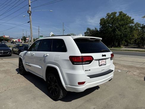 Used 2022 Jeep Grand Cherokee Laredo X AWD/4WD image 7