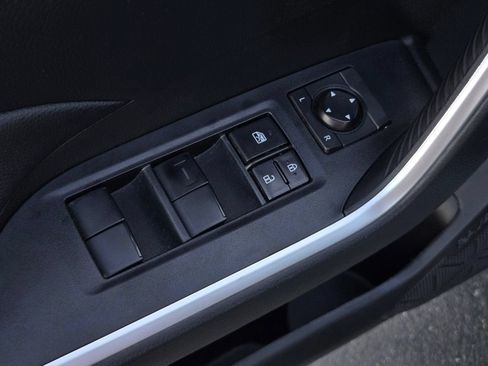Used 2022 Toyota RAV4 LE AWD/4WD image 10