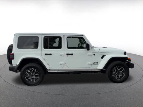 Used 2025 Jeep Wrangler Unlimited Sahara AWD/4WD image 16