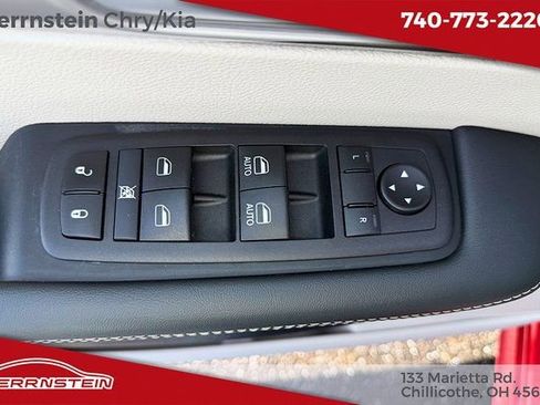 Used 2024 Chrysler Pacifica Touring-L image 14